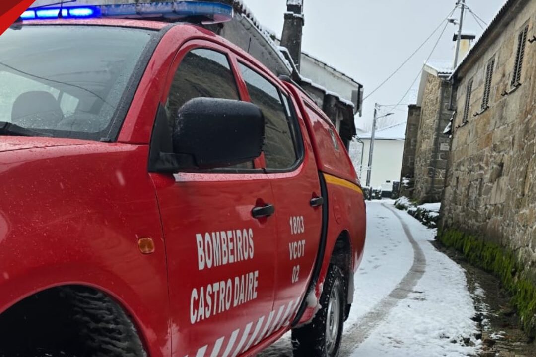 Autocarro com crianças e idosos retido pela neve na Serra de Montemuro, em Castro Daire