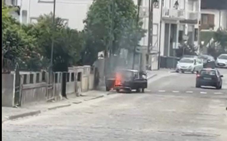 VIATURA INCENDEIA EM PENALVA DO CASTELO